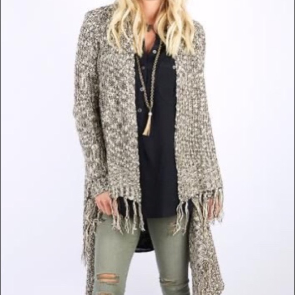 Evereve Mystree Black/Cream Fringe Sweater